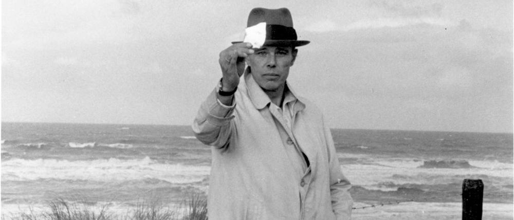Was will er uns sagen? Joseph Beuys mit einer Spiegelscherbe, 1976 am Strand des niederländischen Küstenortes Scheveningen.
