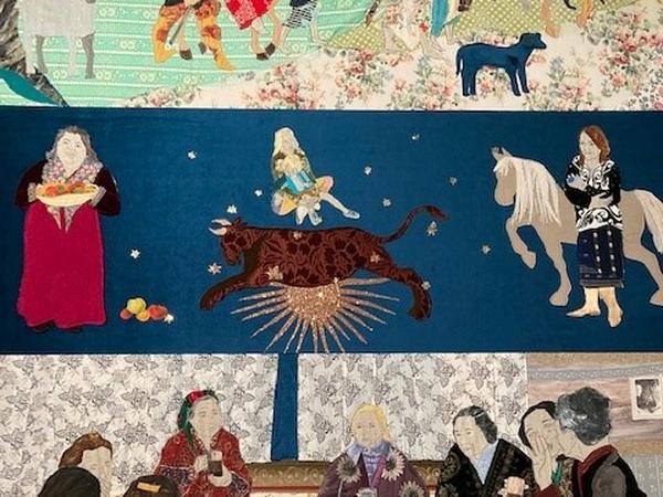Geschichte und Gegenwart, Mythos und Tradition der Roma näht Mirga-Tas in ihrem raumfüllenden Fresko zusammen.