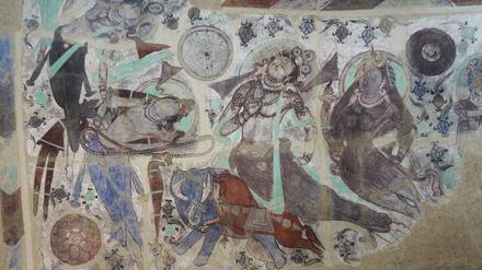Blaue Elefanten und rotes Pferd: Die mineralischen Farben der dargestellten Tiere und göttlichen Wesen sind noch sehr gut erhalten, obwohl die Höhle über 1500 Jahre alt ist. 
