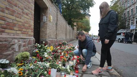 Blumen und Kerzen an der Synagoge in Halle, auf die im Oktober 2019 ein Anschlag verübt wurde. Dabei wurden zwei Menschen in der Nähe der Synagoge erschossen.
