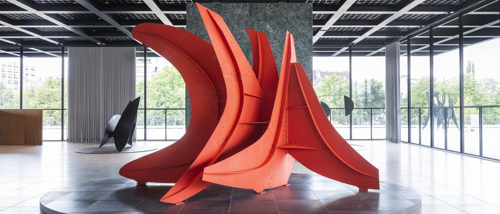 Tonnenschwer und doch spielerisch. Alexander Calders Skulptur „Five Swords“ von 1976.