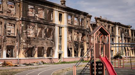 Ukraine: Außenansicht einer zerstörten Schule im Nordosten Charkiws.
