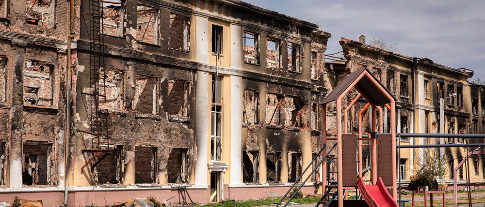 Ukraine: Außenansicht einer zerstörten Schule im Nordosten Charkiws.