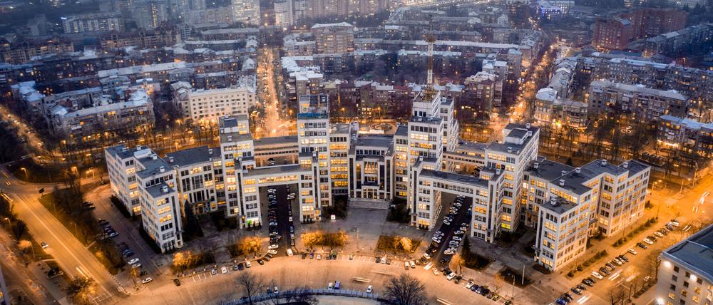 Chicago des Ostens, wie der US-Schriftsteller Theodore Dreiser es empfand: das 1925 entstandene, riesige, zerklüftete Derzhprom-Verwaltungsgebäude im Zentrum Charkiws.
