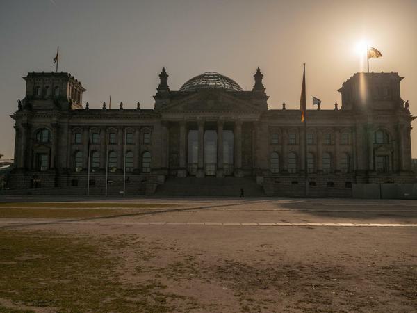Die Stadt mit neuen Augen sehen: Sonnenaufgang über dem Reichstag. 