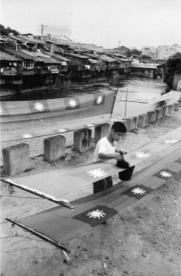 Ein junger Mann stellt im Taiwan der 1960er Jahre Flaggen der Republik China her, die die Insel nach dem Zweiten Weltkrieg von Japan übernommen hat.
