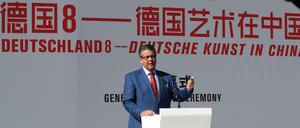 Der deutsche Außenminister Sigmar Gabriel spricht am Taimiao Tempel bei der Eröffnung der Ausstellung «Deutschland 8» in Peking.