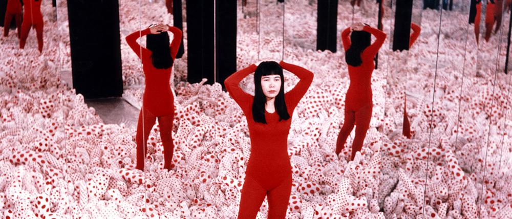 Yayoi Kusamas  „Infinity Mirror Room – Phalli’s Field“ stammt von 1965. Für Berlin hat sie einen neuen Spiegelraum konzipiert.