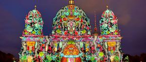 Der Berliner Dom auf der Museumsinsel wird beim „Festival of Lights“ von zehn Künstler:innen bespielt. Hier „Free Spirits“ von Gita Kurdpoor.