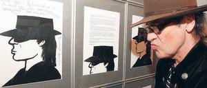 So groß mit Hut. Udo Lindenberg kontempliert Jugendbildnisse seiner selbst. Foto: Davids/Darmer