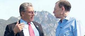 Spekulationen. Filmemacher Viktor Giacobbo (rechts) diskutiert mit dem Schweizer Politiker Filippo Lombardi. 