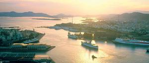 Blick auf den Hafen von Piräus bei Sonnenuntergang.