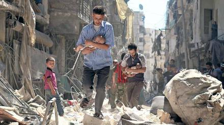 Das nackte Leben. Nach einem Bombenangriff versuchen Männer in Aleppo, Säuglinge in Sicherheit zu bringen. 