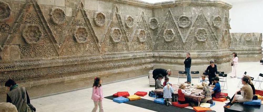 Die Fassade des Haupttors von Mschatta im Museum für Islamische Kunst im Pergamon-Museum.