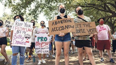 Hände weg von meinem Bauch. Proteste gegen die scharfen neuen Abtreibungsgesetze in Texas.
