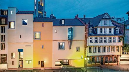 Gebändigter Solitär. Die dreiteilige Fassade des Neubaus am Goethe-Haus fügt das Ensemble wieder ins Straßenbild ein.