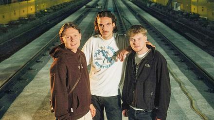 Paul, Zachi und Gustav (von links) sind seit ihrer Kindheit befreundet Die Gruppe 01099 gründeten sie im Jahr 2018.