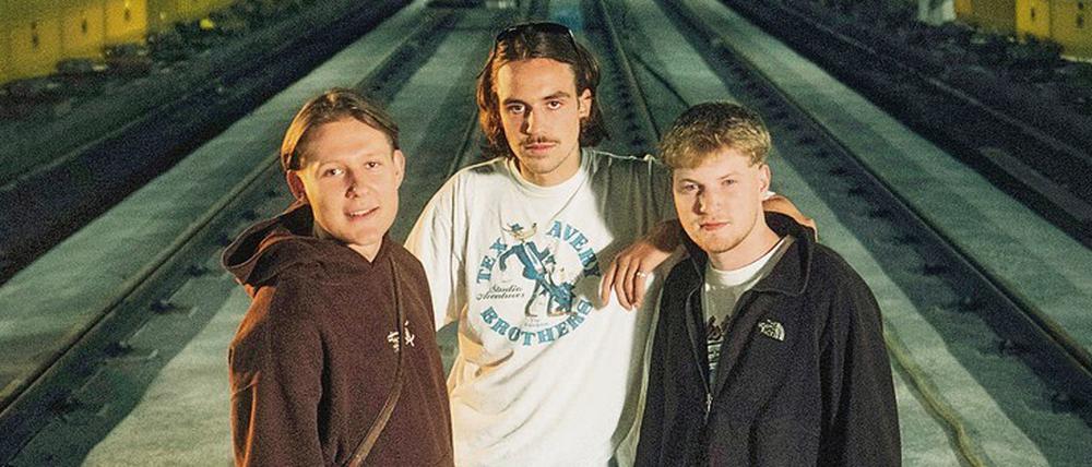 Paul, Zachi und Gustav (von links) sind seit ihrer Kindheit befreundet Die Gruppe 01099 gründeten sie im Jahr 2018.