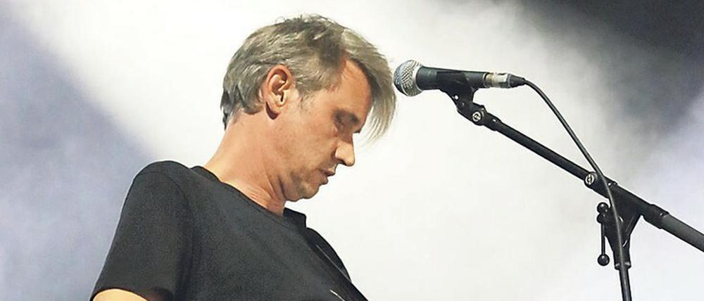 Dirk von Lowtzow an der Gitarre.
