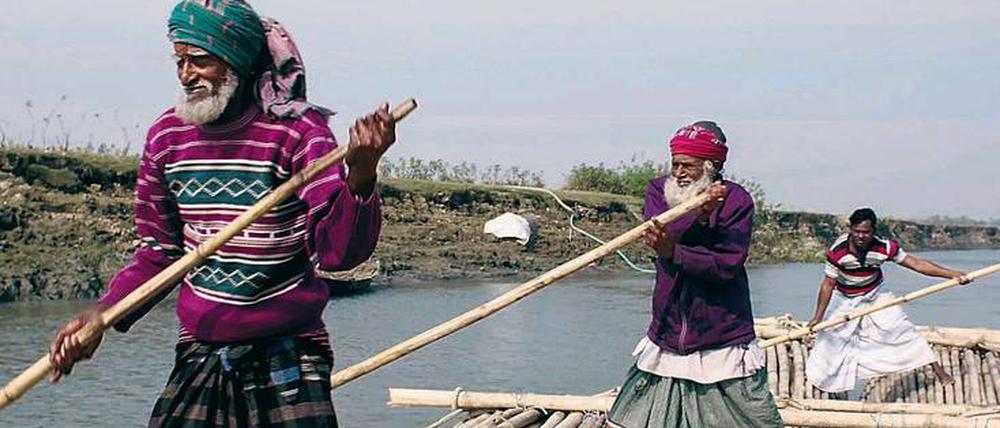 Tagelöhner. Seit Generationen arbeiten die Männer am Ufer des Kushiyara.