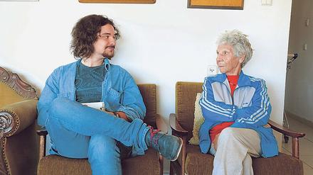 Dialog der Generationen. Gamedesigner Yaar und seine Großmutter Rina.