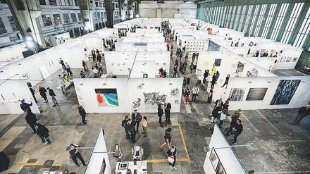 Die Berliner Kunstmesse Positions im Flughafen Tempelhof 2018. Auch Kunstmessen wurden gefördert.