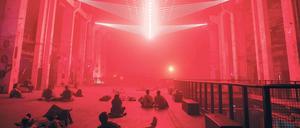 Die virtuelle Welt ist der Alltag, sie dominiert inzwischen die analoge. Hier eine Installation des Lichtkünstlers Christopher Bauder im Kraftwerk in Berlin. Ihr Titel: „Deep Web“.