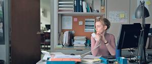 Erniedrigend. Julia Garner spielt Jane, die im Büro in ein Netz aus Abhängigkeit und Missbrauch verstrickt ist. 