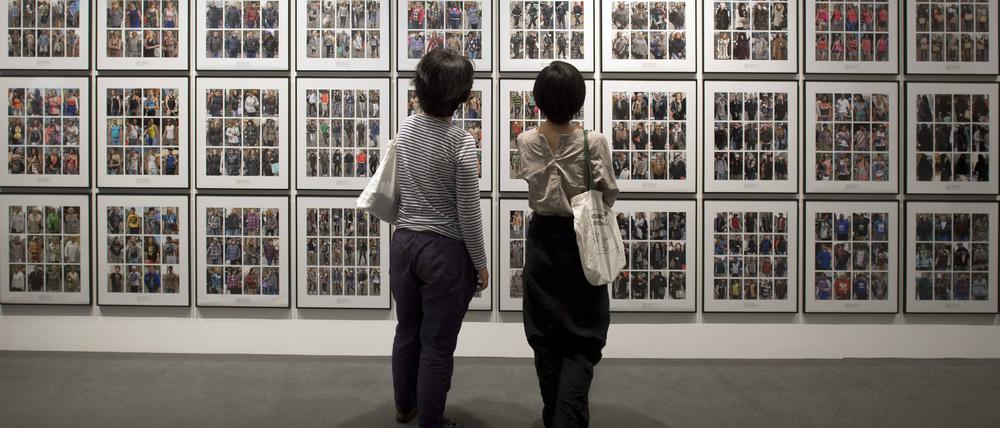 Lange her – nicht nur zeitlich. Besucherinnen bei der Documenta 14, 2017.