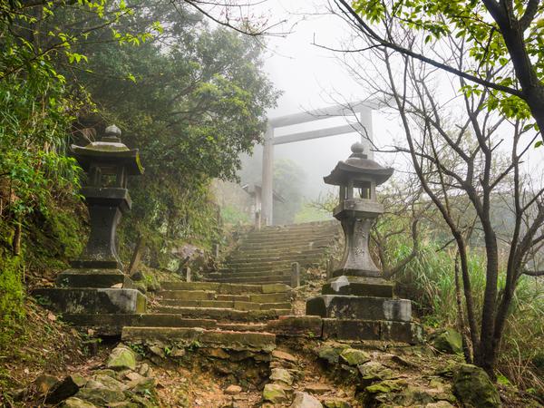 Koloniale Spuren: Ein verlassener japanischer Schrein im nordtaiwanesischen Bergarbeiterdorf Jinguashi, in dem der Roman „Pflaumenregen“ beginnt und endet.