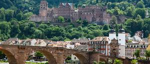 Heidelberg Stadtpanorama mit der alten Brücke, im Hintergrund das Heidelberger Schloss.