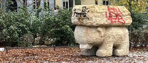 Bildhauer Stefan Rinck hat die Skulptur geschaffen. Sie heißt „Why I bear /Grosser Lastenbär“. 