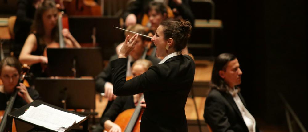 Donka Miteva dirigiert das Collegium Musicum in der Philharmonie.