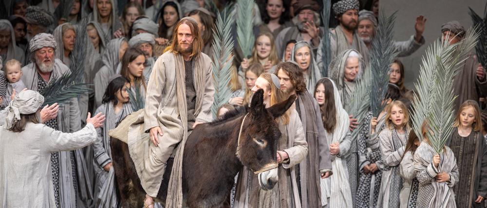 Jesus (Frederik Mayet) zieht in Jerusalem ein. Nicht lange und die Laiendarsteller im Oberammergauer
Passionstheater rufen „Kreuziget ihn!“. 