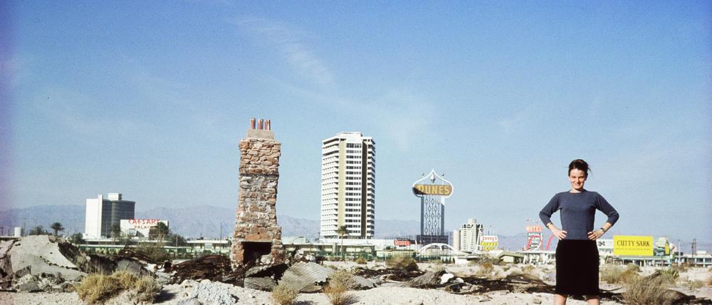 Die Banalität des Gebauten. 1966 besuchte Robert Venturi zusammen mit seiner Frau Denise Scott Brown, die ebenfalls Architektin war, Las Vegas. Sein Foto ist in der Ausstellung „Lost in America“ im Neuen Berliner Kunstverein zu sehen.