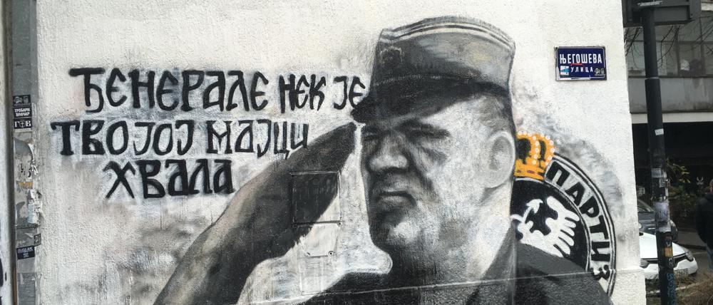 Kriegsverbrecher Ratko Mladić auf einem Mural in Belgrad.