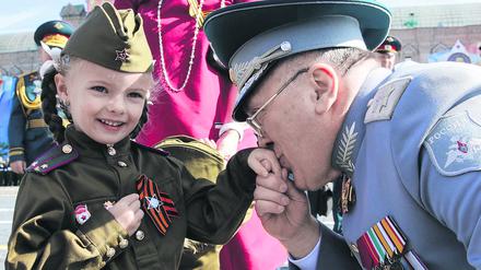Toxische Erziehung. Viele russische Kinder und Jugendliche kennen sich mit Schlachten aus, militärische Kleidung ist in Mode.