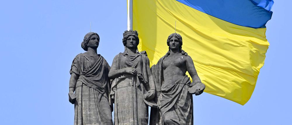 Die Ukrainische Flagge weht über der Alten Nationalgalerie in Berlin.
