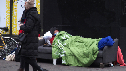 Obdachloser schläft auf der Straße in New York.