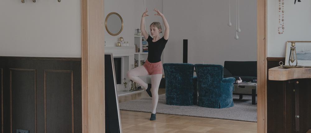 Ballerina der Einsamkeit. Die Cousine des Fotografen während einer digitalen Balletstunde, aufgenommen im April 2020 in Minden.
