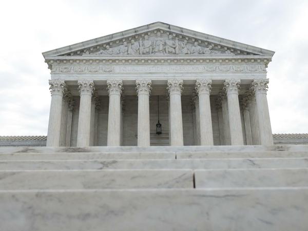 Der Oberste Gerichtshof der USA hat mit einer 5-4 Mehrheit erst einmal einen Eilantrag gegen das dystopische Abtreibungsgesetz aus Texas gestoppt. Das Justizministerium klagt nun gegen das texanische Gesetz.