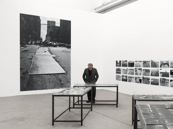 Kummer in seiner Ausstellung in der Galerie der Braunschweiger Hochschule für bildende Künste neben der Fotografie „Carl Andre“.