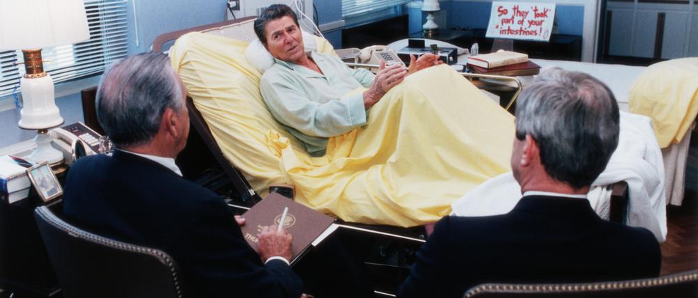 Ronald Reagan 1985 bei einem Gespräch mit seinen Beratern im Krankenhaus, wo er wegen Darmkrebs behandelt wurde.