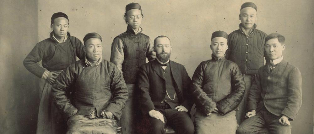 Redaktionssitzung in Schanghai. Chefredakteur Fischer mit seinen Kollegen beim Propaganda-Magazin „Xiehebao“, um 1911.