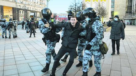 Sicherheitskräfte verhaften Ende Februar einen Demonstranten im Zentrum von Moskau.