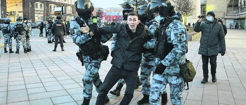 Sicherheitskräfte verhaften Ende Februar einen Demonstranten im Zentrum von Moskau.