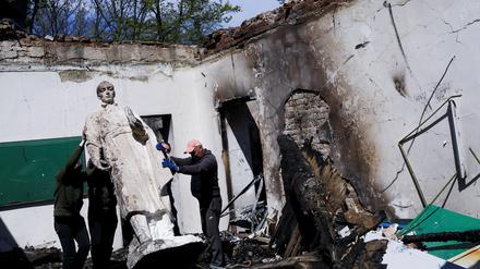 Mitarbeiter entfernen die Statue des ukrainischen Philosophen Hryhoriy Skovoroda. Das Hryhoriy Skovoroda Literary Memorial Museum nahe Charkiw wurde am 7. Mai von der russischen Armee bombardiert. 
