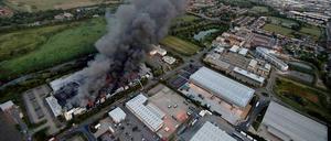 London brennt. Rauch steigt aus einer Sony-Lagerhalle, die am Dienstag niederbrannte. Hunderttausende CDs, DVDs und Schallplatten wurden zerstört.