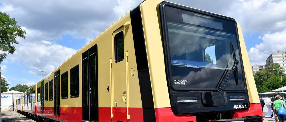 Der erste fertiggestellte Halbzug der Baureihe 484 der S-Bahn für Berlin und Brandenburg. Die S-Bahn Berlin hat 106 Züge bestehend aus 382 Wagen bestellt.