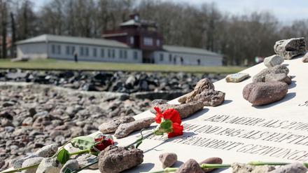 An der Gedenkstätte des ehemaligen KZ Buchenwald singt der Knabenchor der Jenaer Philharmonie.